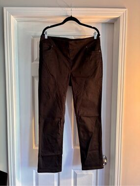 Straight-Leg Pants in Black